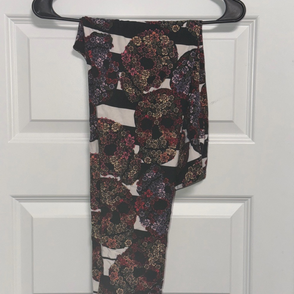 LuLaRoe lot of leggings in various prints!